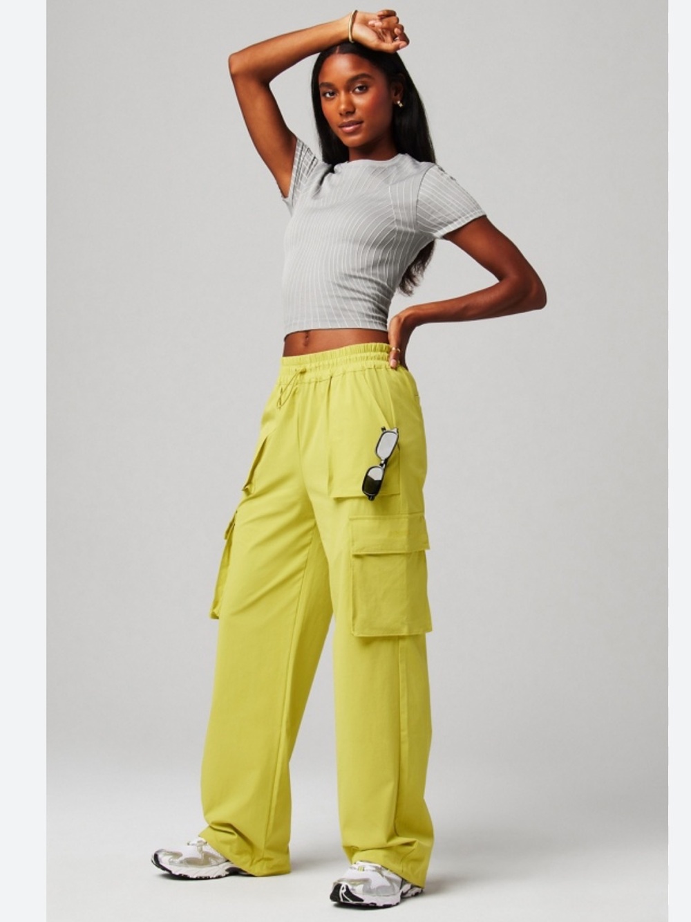 NWT RARE Fabletics The Heights Cargo Pants in Citrine Green - M - Picture 2 of 8